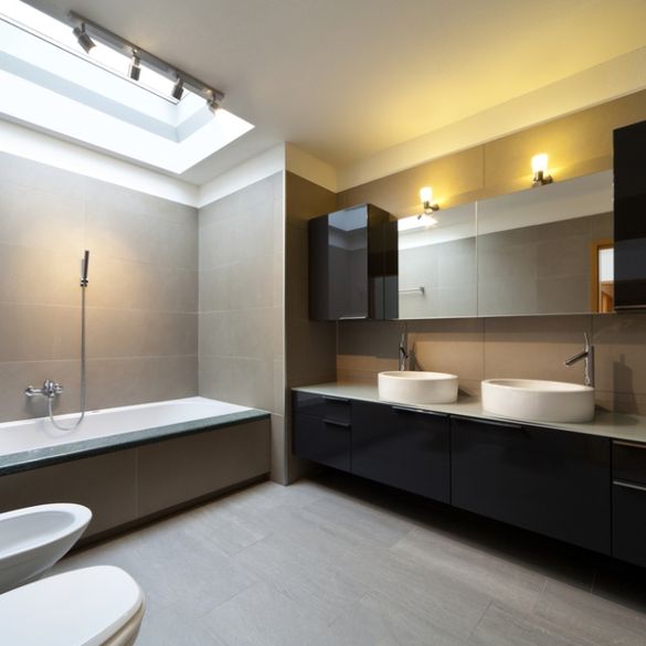 moderni mustavalkoinen kylpyhuone