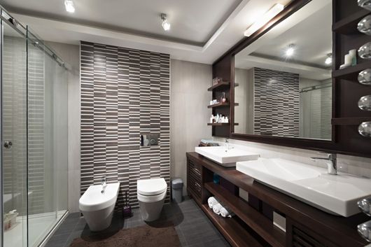 Moderni kylpyhuone harmailla kaakeleilla